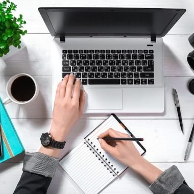 overhead-view-businesswoman-working-computer-office-place-your-text-ideal-blog-flat-lay-white-background_639032-1378